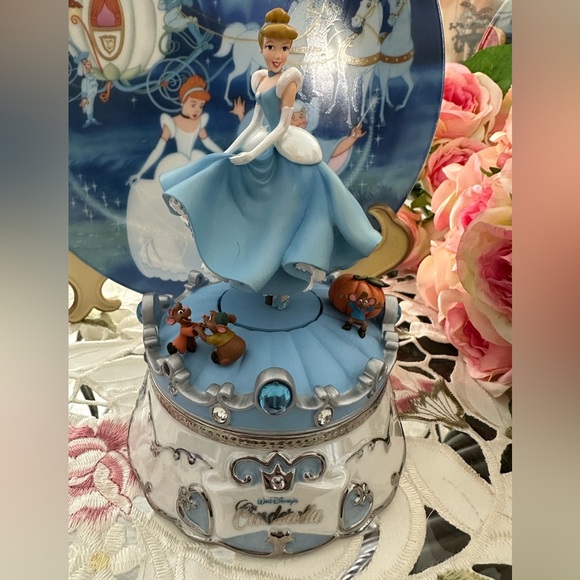 Disney Cinderella’s Dance Heirloom Music Box Collection - Picture 14 of 17